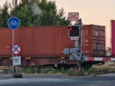 Železničné priecestie so svetelnou a zvukovou signalizáciou a závorami v Podunajských Biskupiciach, ilustračné foto (foto: E. Stríž)