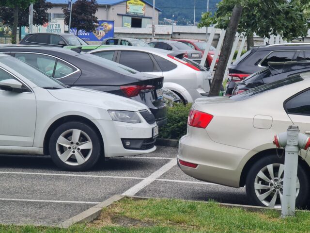 Auto na parkovisku, ilustračná fotografia (foto: Erik Stríž)