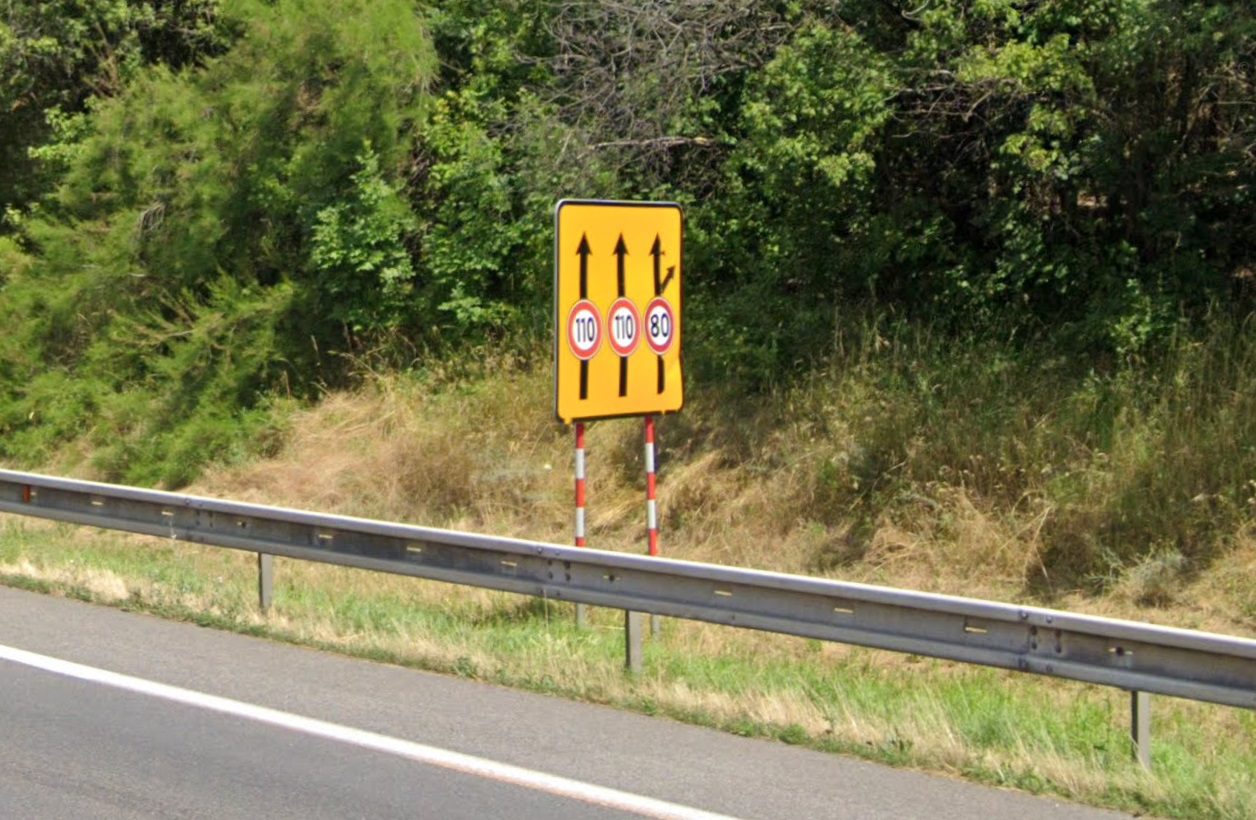 Pruhová značka s obmedzením rýchlosti pri odpočívadle Čataj (foto: Google Maps)