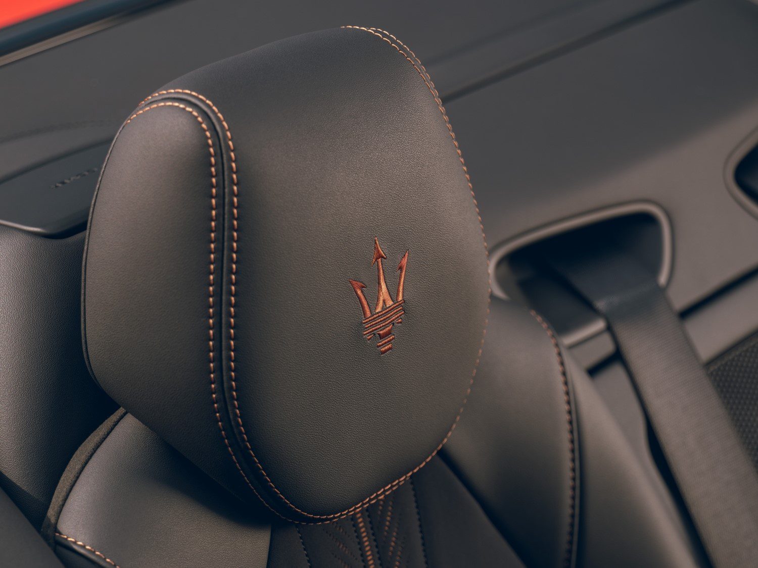 logo Maserati na opierke hlavy