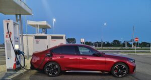 Nabíjanie elektromobilu BMW i5 M60 Touring