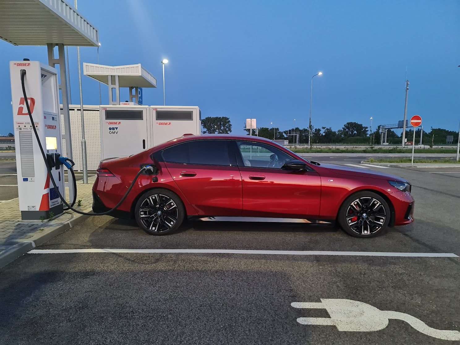 Nabíjanie elektromobilu BMW i5 M60 na stanici ZSE DRIVE na odpočívadle pri Rovinke