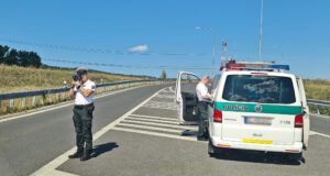 Policajná hliadka meria rýchlosť vozidiel a ukladá blokové pokuty