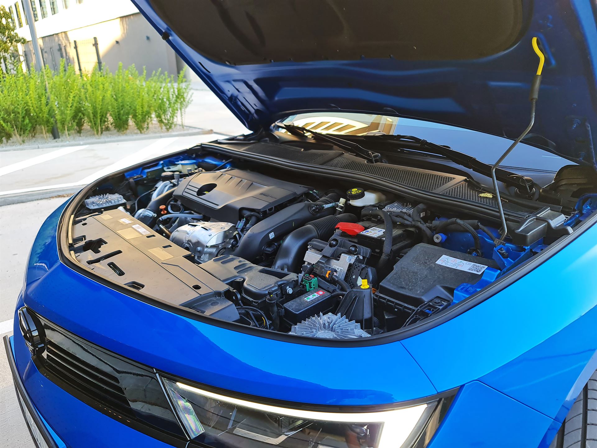 Benzínový motor 1,6 l aj elektrický motor sú vpredu a poháňajú predné kolesá