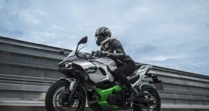 Jedna z dvoch silných hybridných motoriek v predaji: Kawasaki Ninja 7 HEV (foto: Kawasaki)