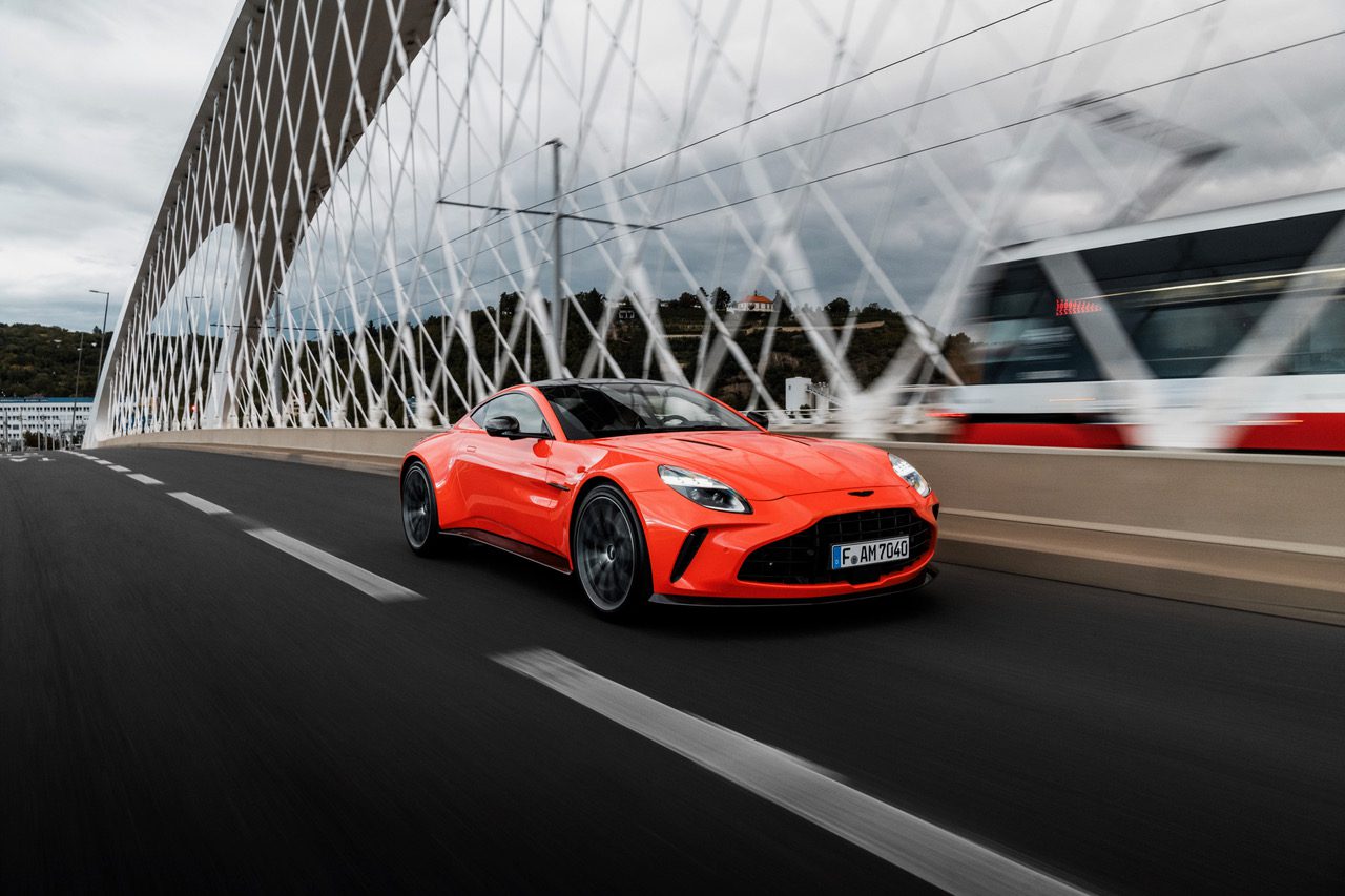 Aston Martin oznámil rozšírenie dílerskej siete do Česka a na Slovensko otvorením novej pobočky Aston Martin Prague, ktorá je súčasťou spoločnosti CarTec Group