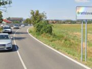 Dopravná značka označujúca začiatok obce a v tomto prípade aj obmedzenie max. rýchlosti na 50 km/h (foto: Google Maps)