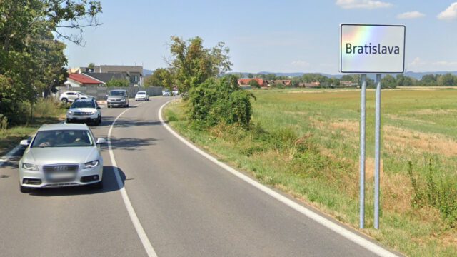 Dopravná značka označujúca začiatok obce a v tomto prípade aj obmedzenie max. rýchlosti na 50 km/h (foto: Google Maps)