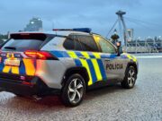 Policajné vozidlo Toyota RAV 4 plug-in hybrid pri nábreží Dunaja v Bratislave