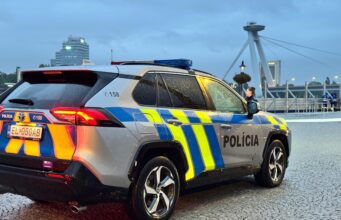 Policajné vozidlo Toyota RAV 4 plug-in hybrid pri nábreží Dunaja v Bratislave