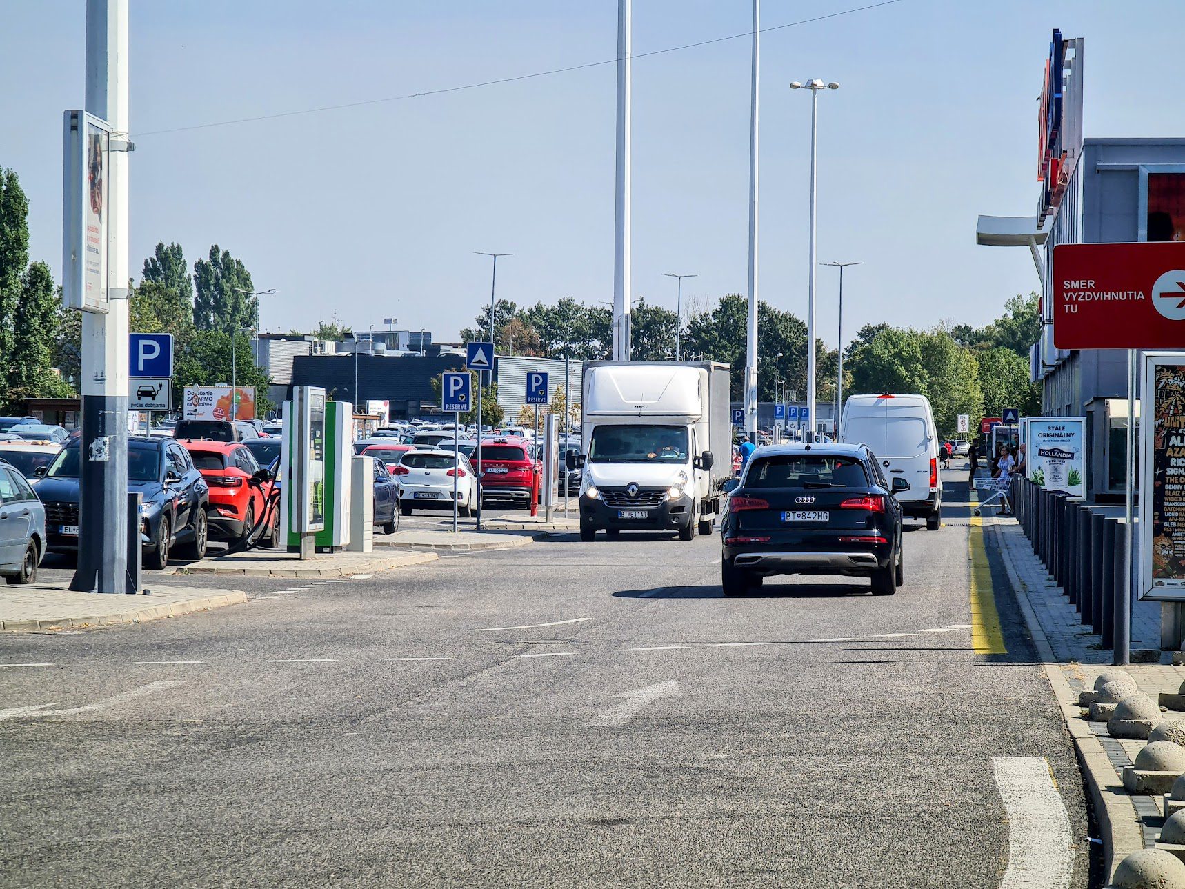 Na parkovisku pri Shopping Palace v Bratislave je veľa značiek, ale na tomto úseku nestanovujú prednosť v jazde. Platí prednosť sprava (foto: redakcia)