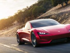 Tesla Roadster jazdí po cestách v Amerike