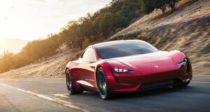 Tesla Roadster jazdí po cestách v Amerike