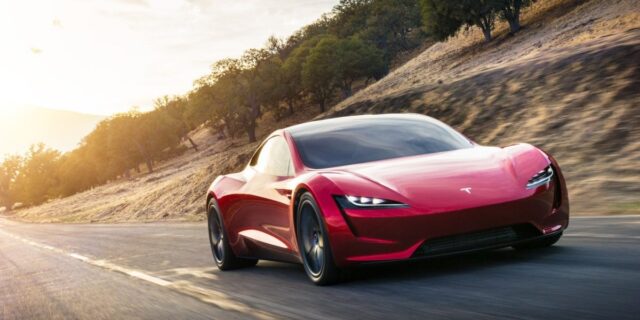 Tesla Roadster jazdí po cestách v Amerike