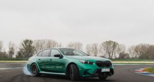 BMW M5 v drigte na okruhu Slovakia Ring