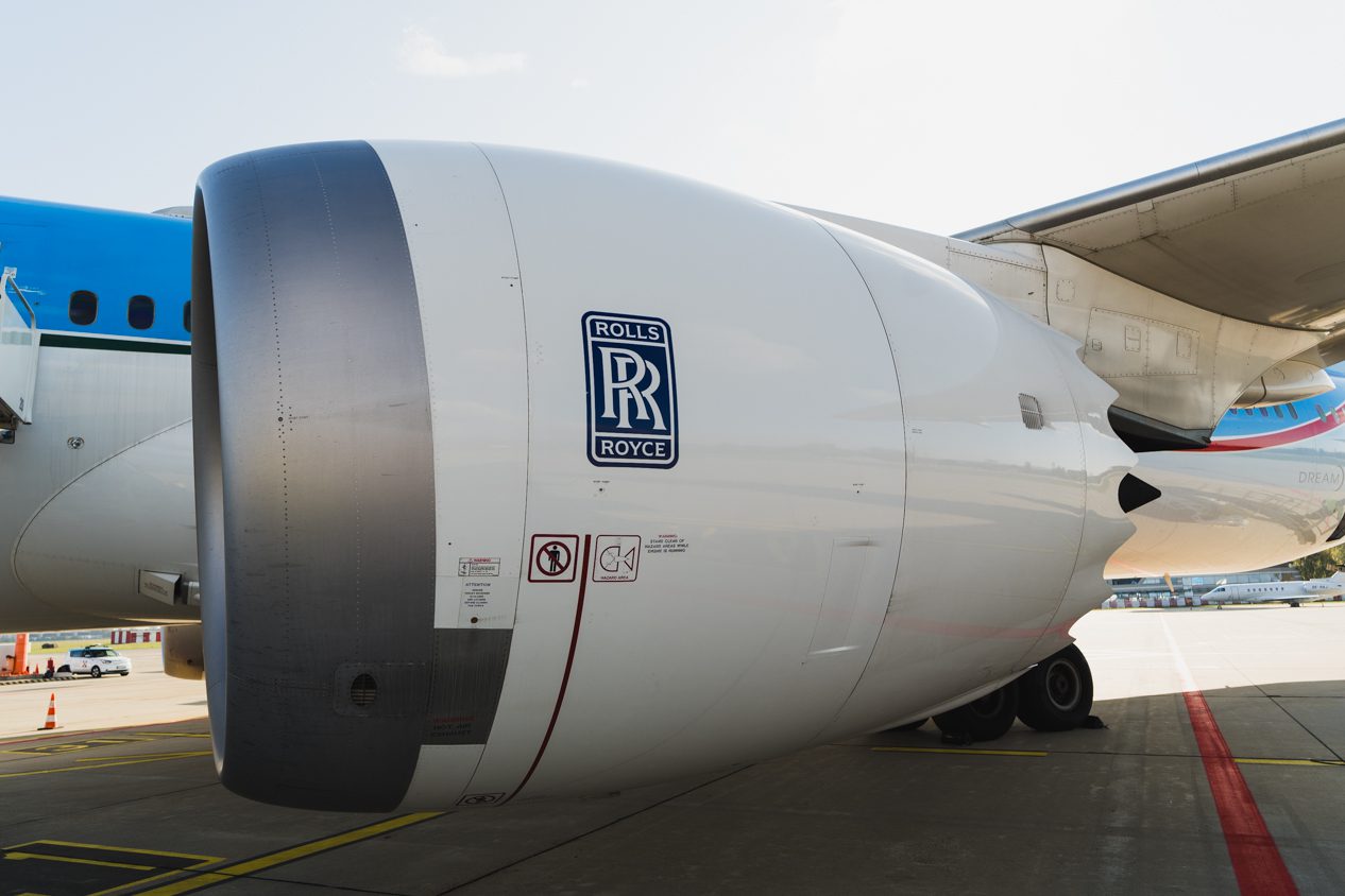 Letecký motor značky Rolls-Royce na lietadle Boeing 787-9 Dreamliner