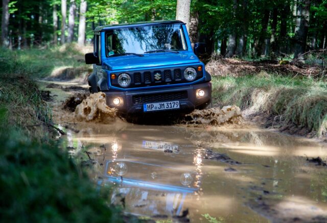 Suzuki Jimny sa brodí vodou