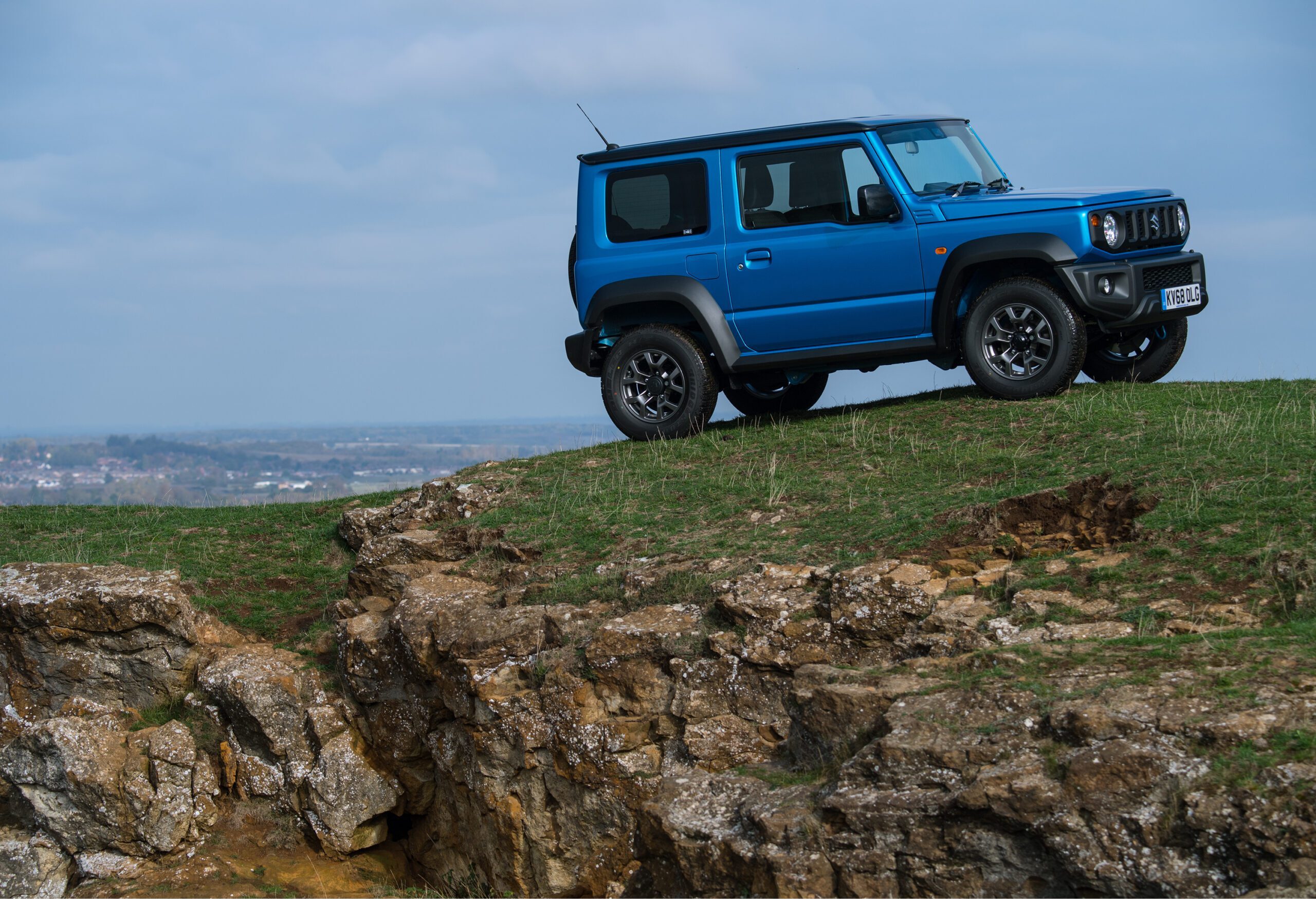 Suzuki Jimny na vrchole hory