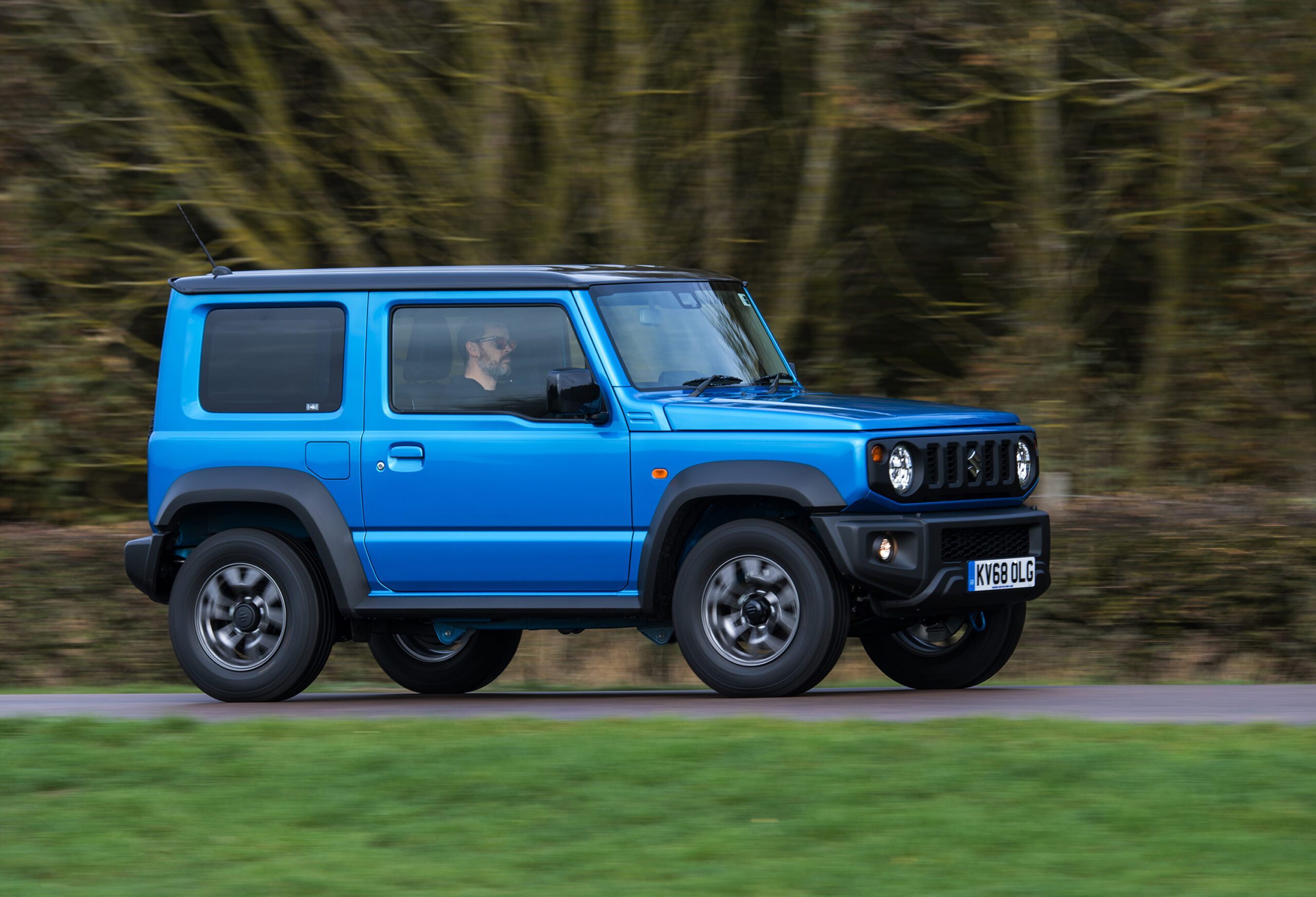 Suzuki Jimny jazdí lesnou cestou