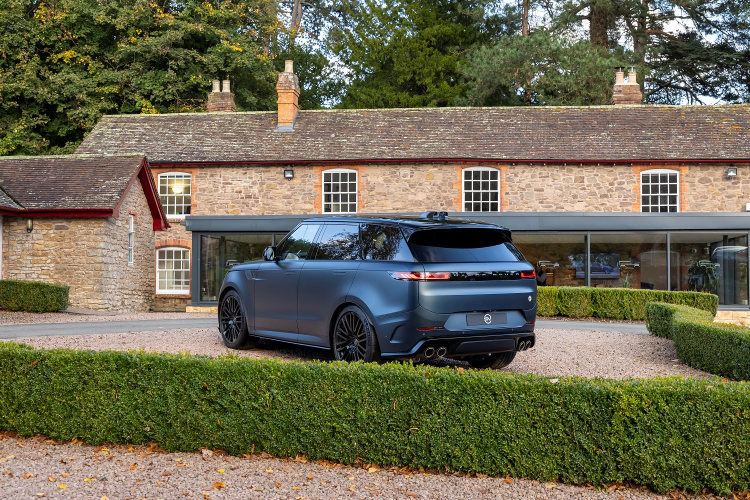 Range Rover Sport SV stojí v anglickom opátstve