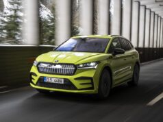 elektromobil Škoda Enyaq počas jazdy