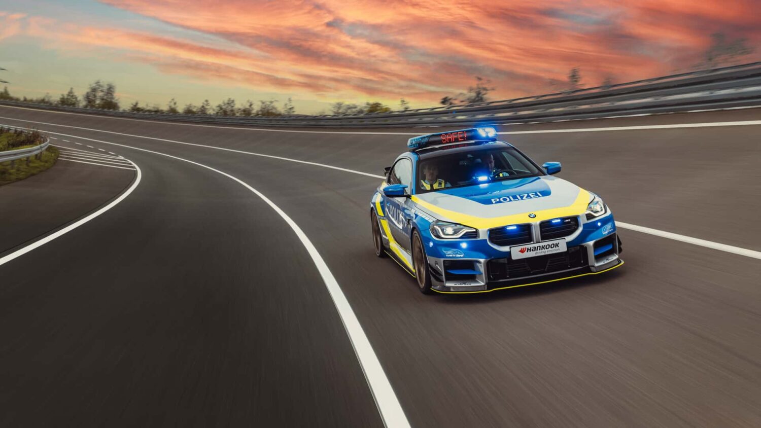 BMW M2 v policajných farbách