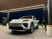 Porsche Macan na nabíjacej stanice