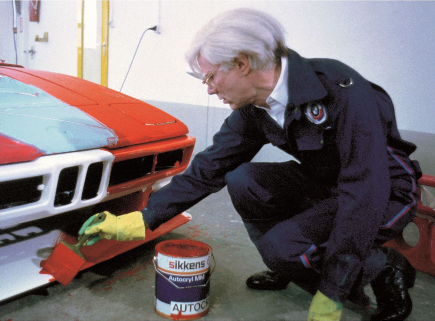 Andy Warhol pri maľbe na vozidlo z kolekcie BMW Art Cars