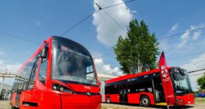 električka a autobus mestskej hromadnej dopravy